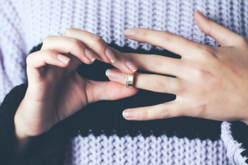 woman remove the wedding ring